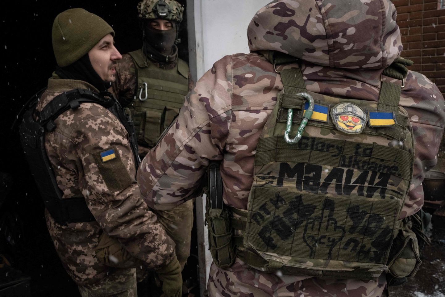 Надписи на бронежилете украинского солдата.
