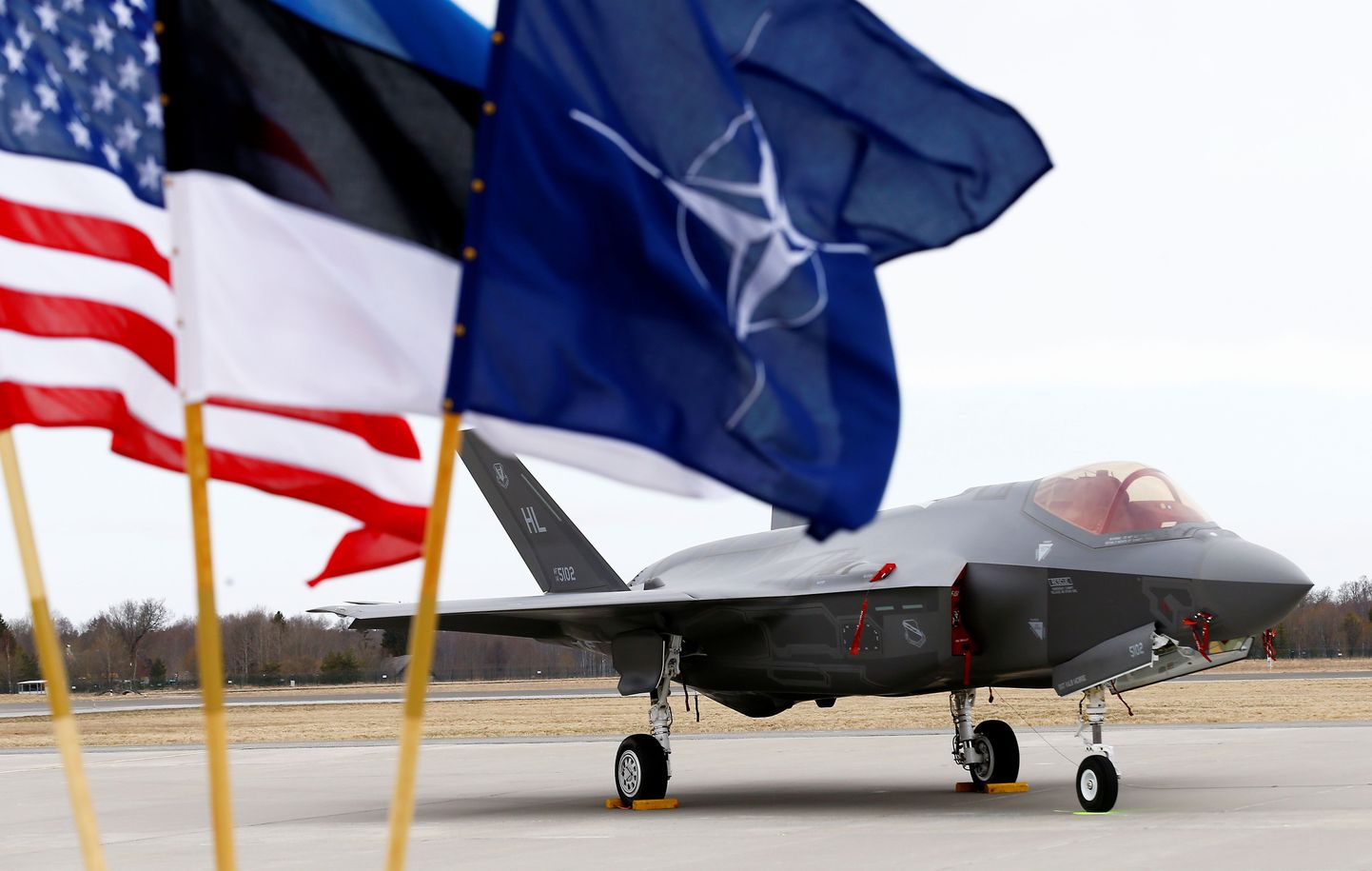 USA, Eesti ja NATO lipud ning USA õhuvägede F-35A hävitaja Ämari õhubaasis