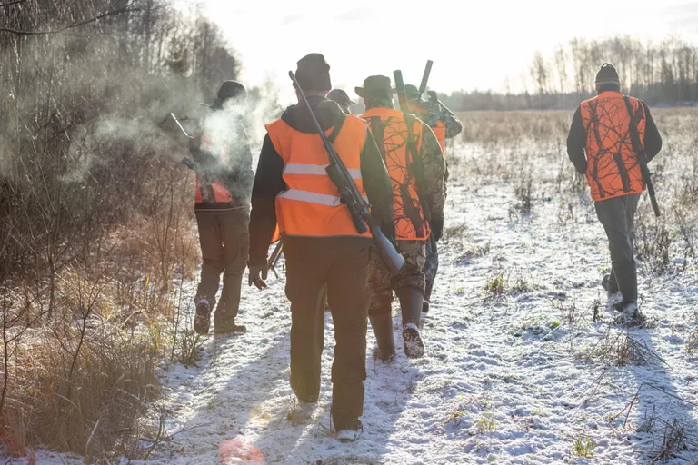 Kahtlustatavate elukohtadest leiti nii ebaseaduslikke relvi ja laskemoona kui ulukinahku ja muid tõendeid.