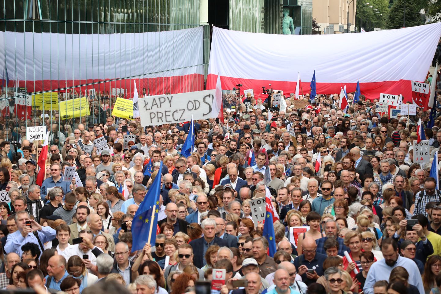Protestijad Ülemkohtu hoone ees Varssavis.