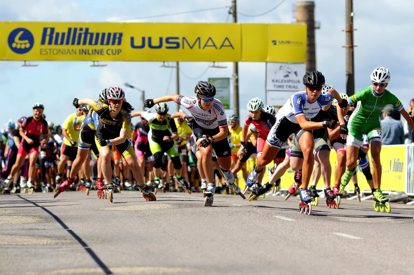 Kalevipoja rulluisumaratoni start. Esiplaanil paremalt teine Saskia Alusalu.