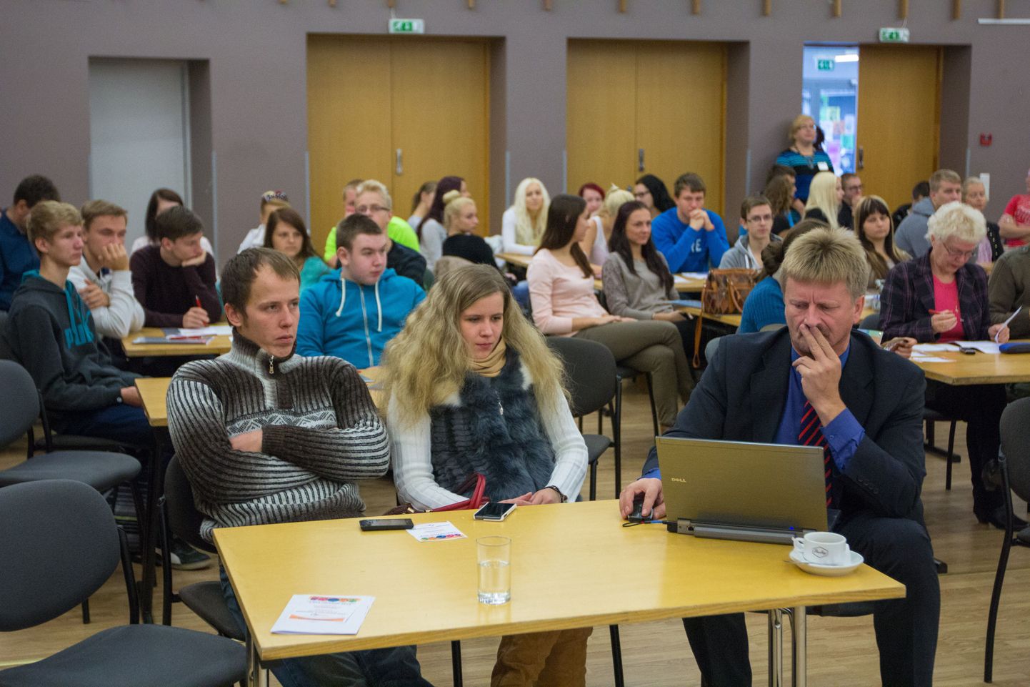 Ettevõtluskonverentsile Valga kultuurikeskusesse tuli teisipäeval kohale üle saja huvilise, kelle hulgas ametnikke, teadureid ning ettevõtjaid. Poole publikust moodustasid Valga gümnaasiumi gümnasistid, kellest tulevikus võivad saada ettevõtjad. Teiste seas pidas ettekande ka Tartu Ülikooli regionaalplaneeringu dotsent Garri Raagmaa (ees paremal).