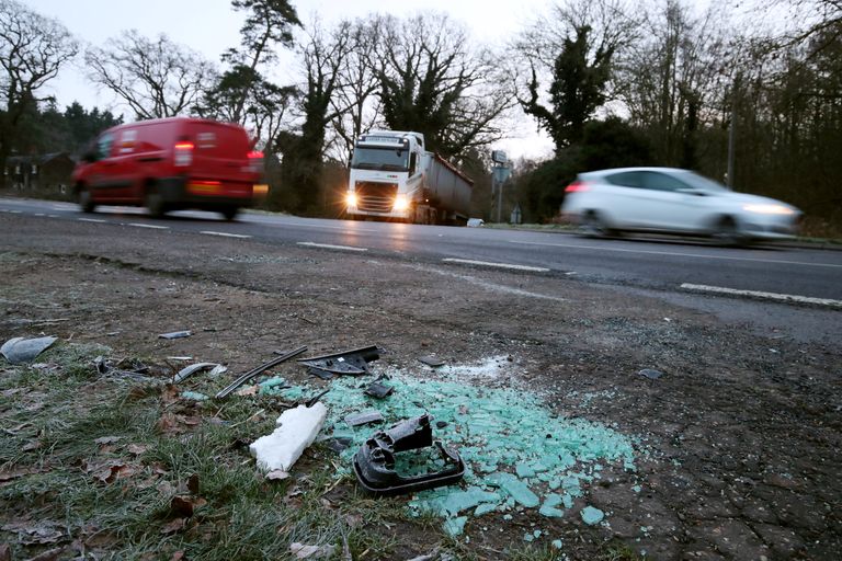 Prints Philip sattus 17. jaanuaril Ida-Inglismaal Norfolkis autoõnnetusse. Pildil kahe auto kokkupõrke tagajärjel tekkinud prügi