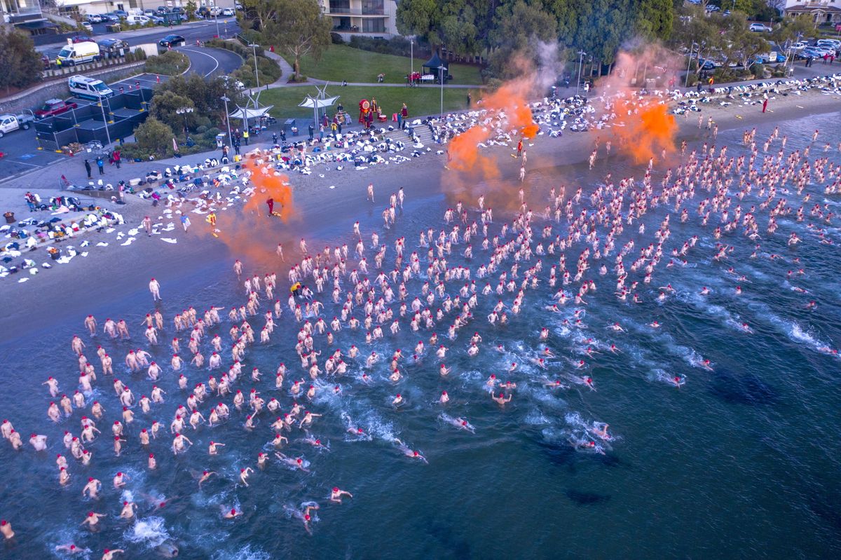 Saulgriežu kailā pelde Hobartā, Austrālijā. 22.jūnijs, 2021