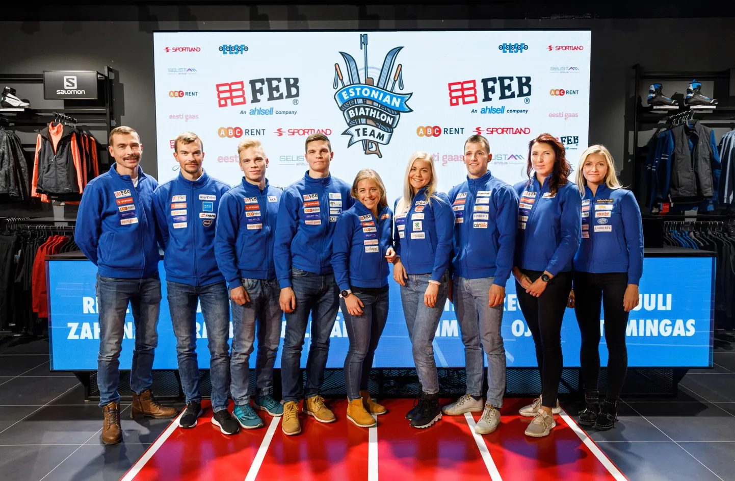 Koondise tugisambad: peatreener Indrek Tobreluts (vasakult) ja sportlased Raido Ränkel, Robert Heldna, Rene Zahkna, Johanna Talihärm, Regina Oja, Kalev Ermits, Tuuli Tomingas ja Grete Gaim.