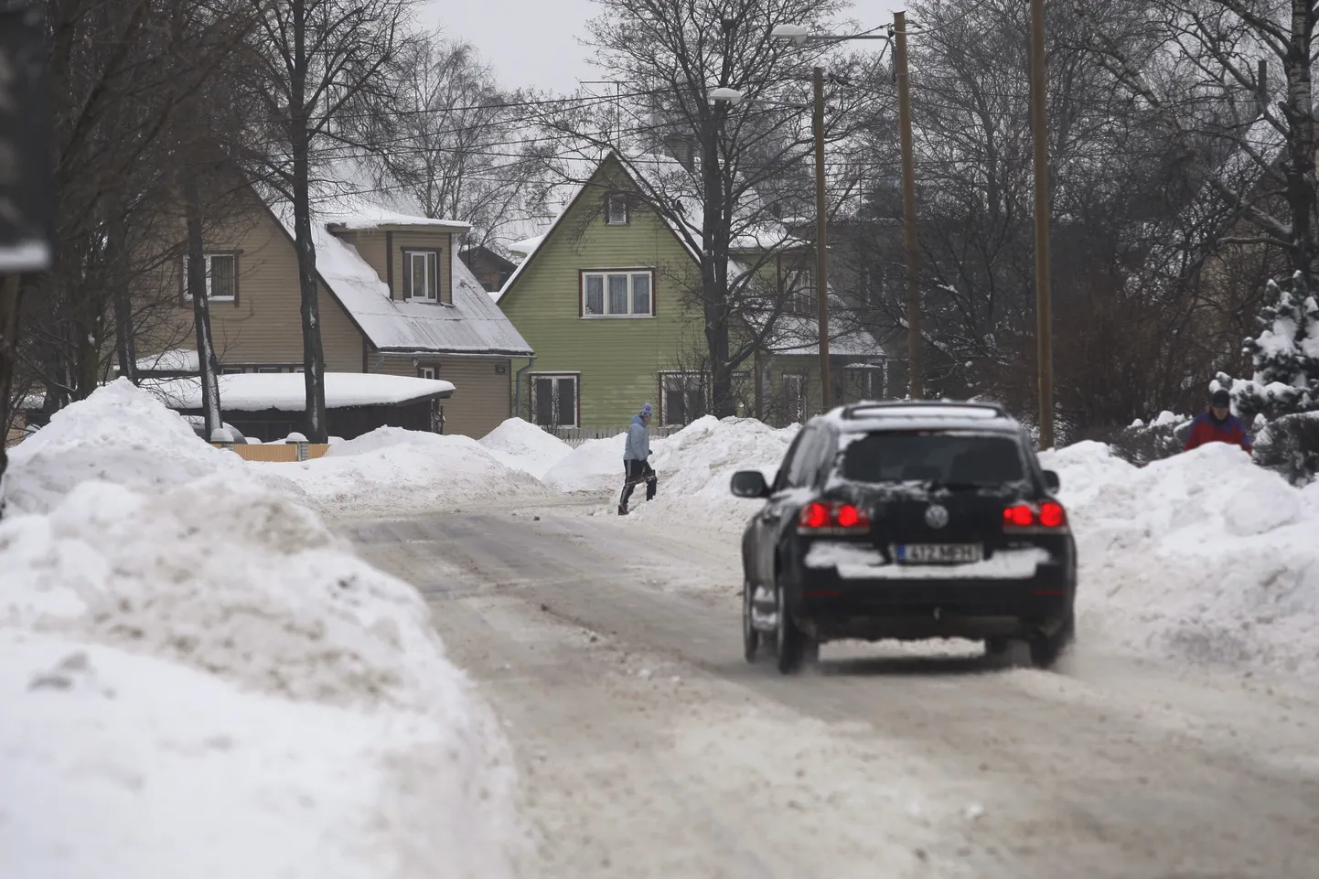 Eesti teed muutusid öösel tuisu tõttu piirkonniti raskemini läbitavaks.