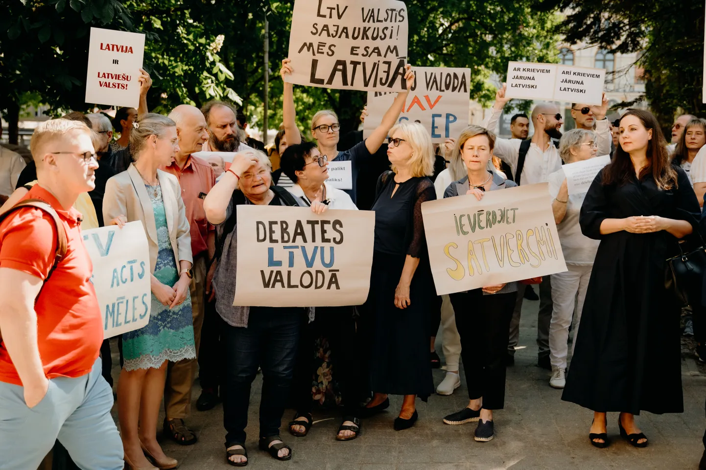 Piketē pret EP priekšvēlēšanu debatēm krievu valodā