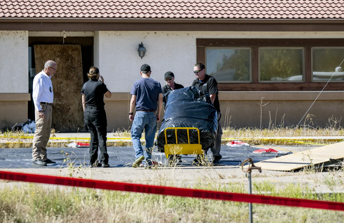 USA Colorado osariigi Fremonti maakonna politsei avastas, et matusebüroo Return to Nature Penrose'i allbüroo ühes ruumis oli üle 100 surnukeha, mida oli valesti hoitud, neid ei oldud maetud ega tuhastatud