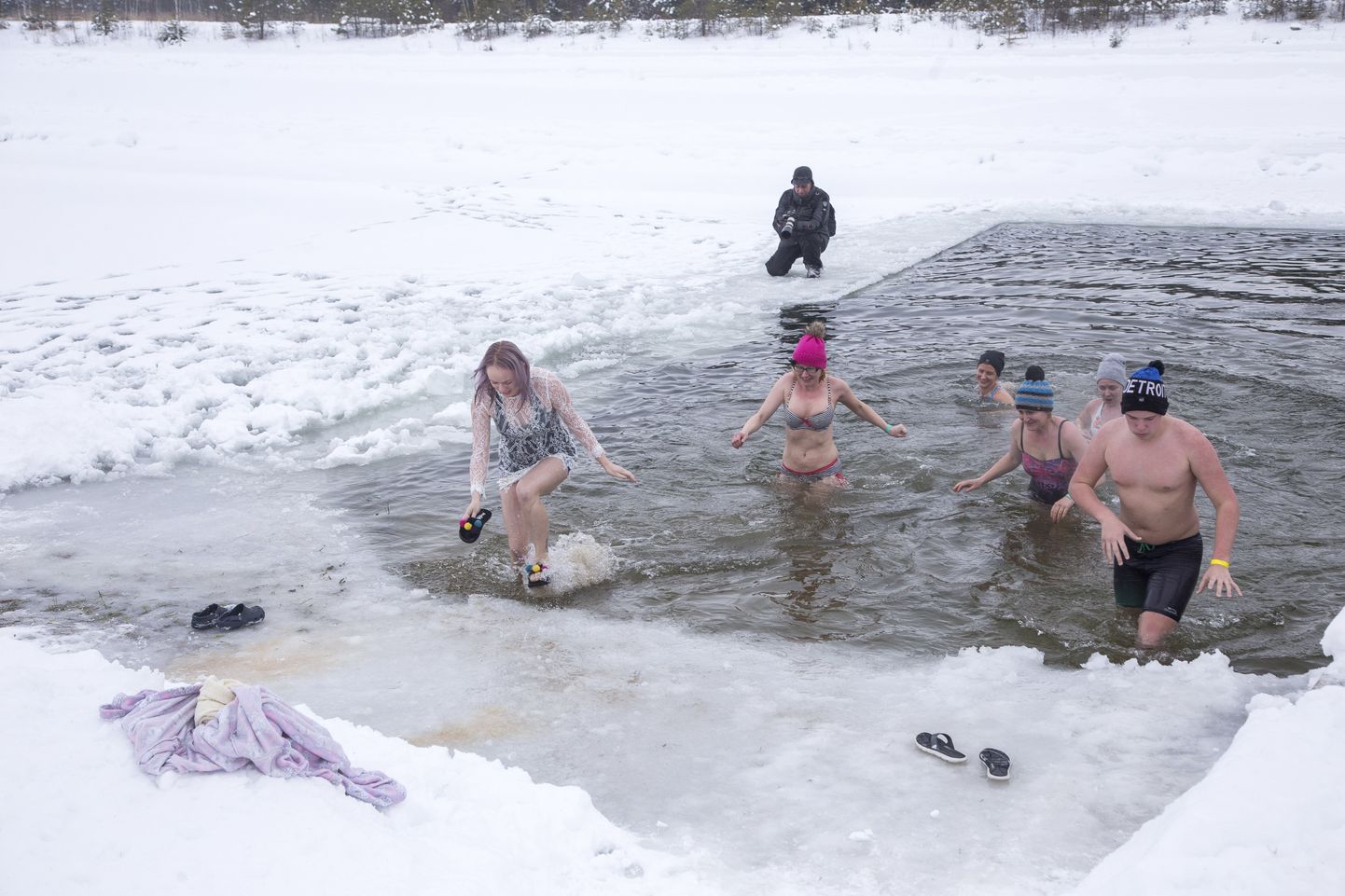 Varem on mittetulundusühing Eesti Talisuplusselts korraldanud talvist suplemist ja saunatamist Viljandi linnast märksa väiksemas Järva-Jaani alevis.