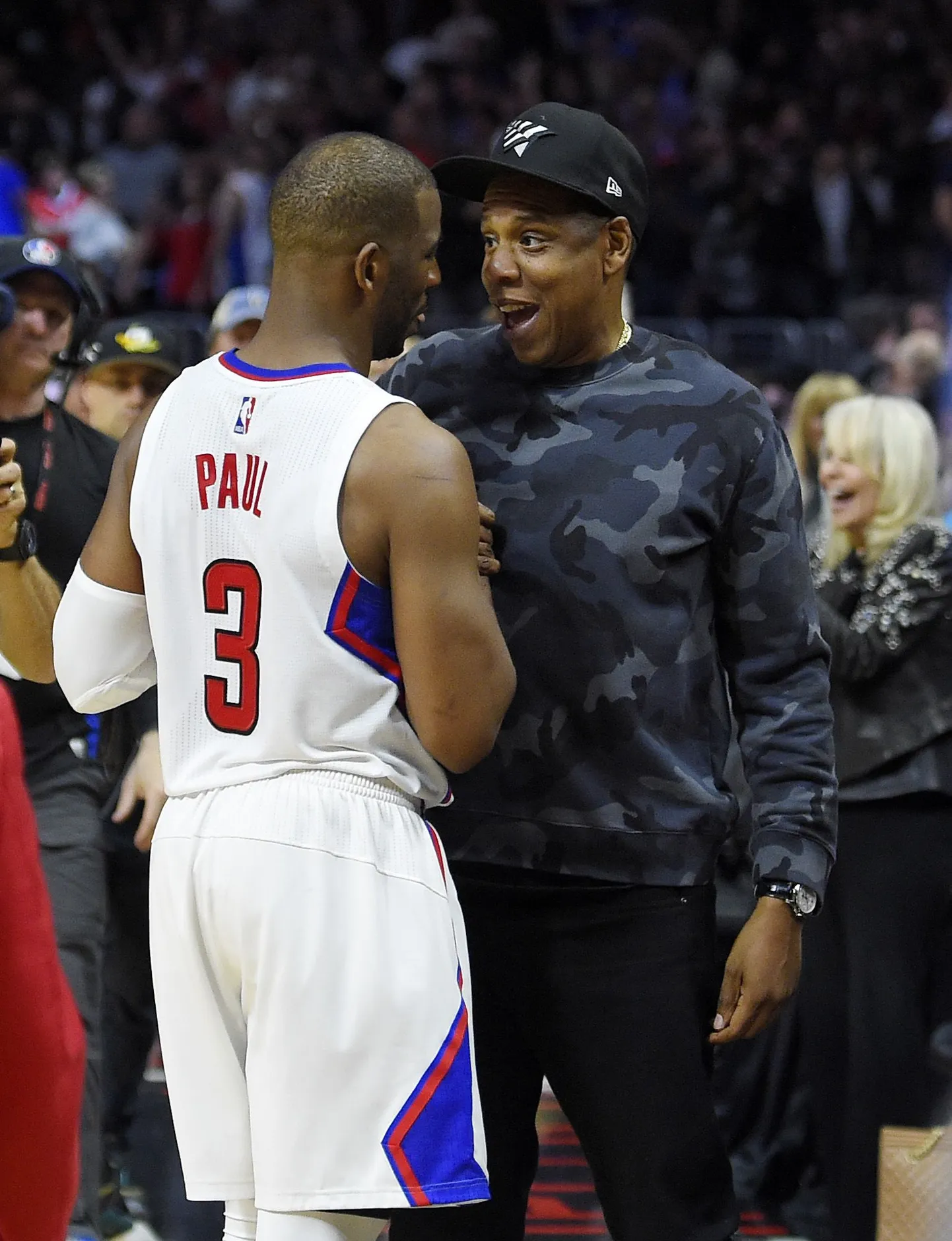 Jay-Z õnnitlemas Chris Pauli võidu puhul.