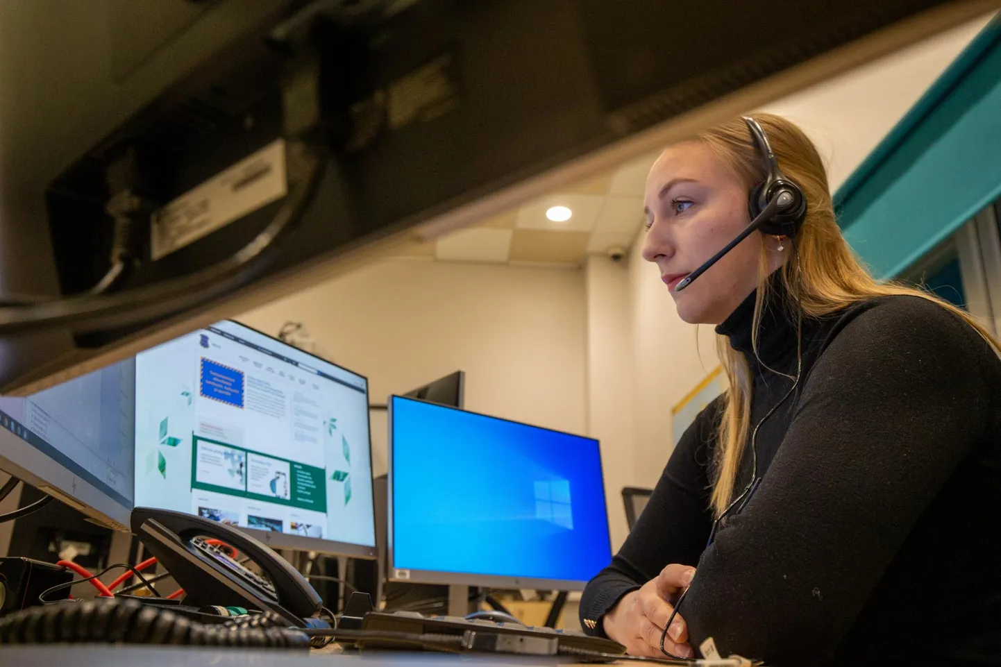 Riigiinfo telefonil vastav vabatahtlik Annett Kreitsman jääb inimeste muresid kuulates rahulikuks ja püüab mõista kõiki, kes talle helistavad.