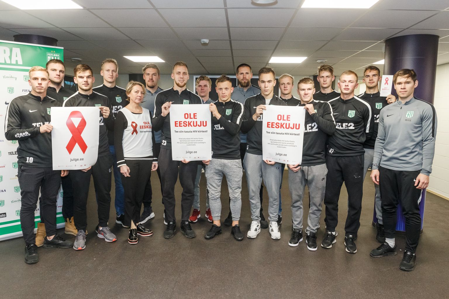 Terviseteadlikku käitumist illustreerival pildil FC Flora jalgpallurid, kes käisid kogu meeskonnaga HIV kiirtesti tegemas (Lilleküla Staadion, Tallinn, 12.11.2018)