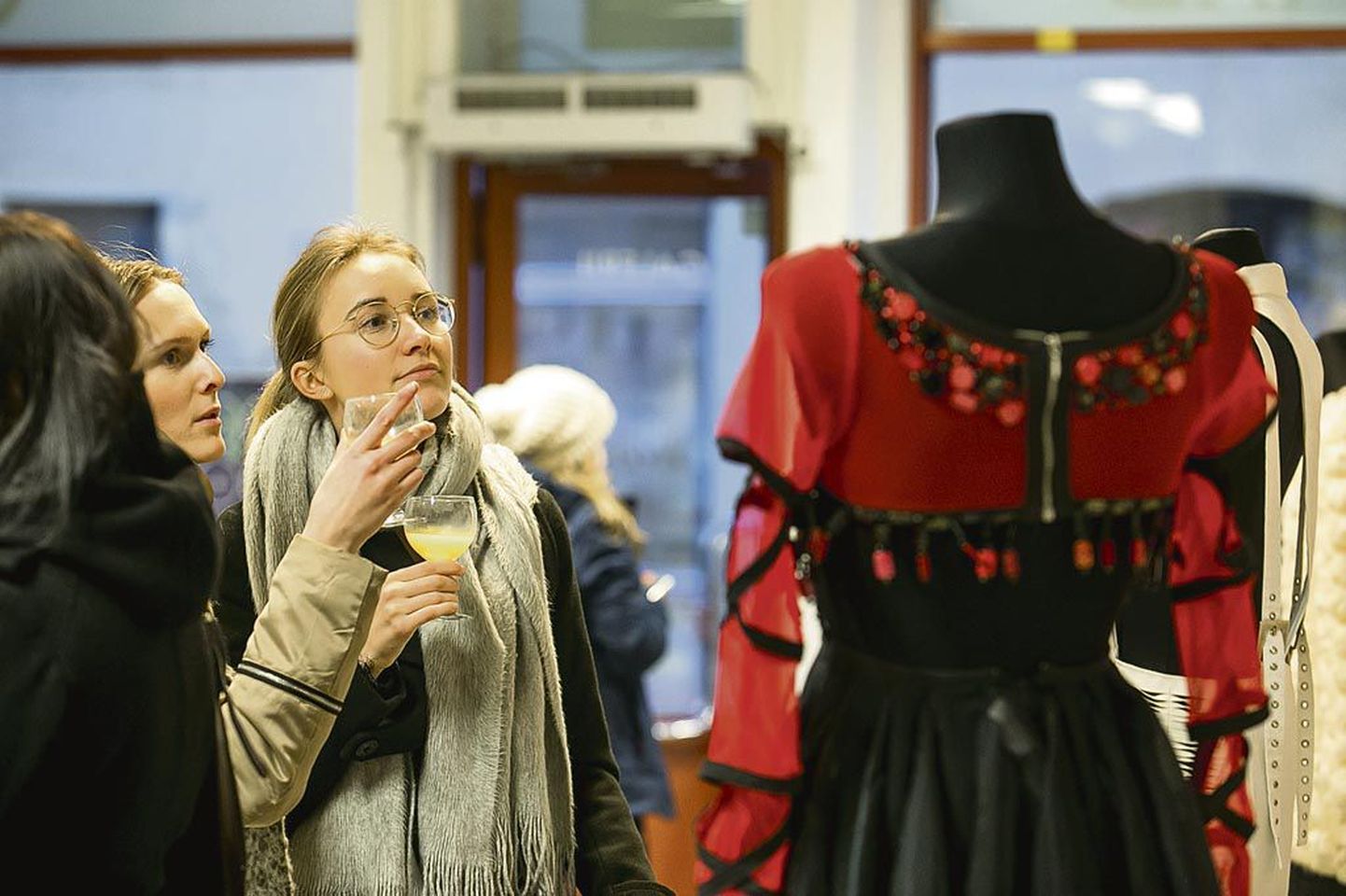 Avalöögina sel laupäeval Pärnus uue kunsti muuseumis aset leidvale Noormoe konkursile avati galeriis Avangard rõivanäitus.