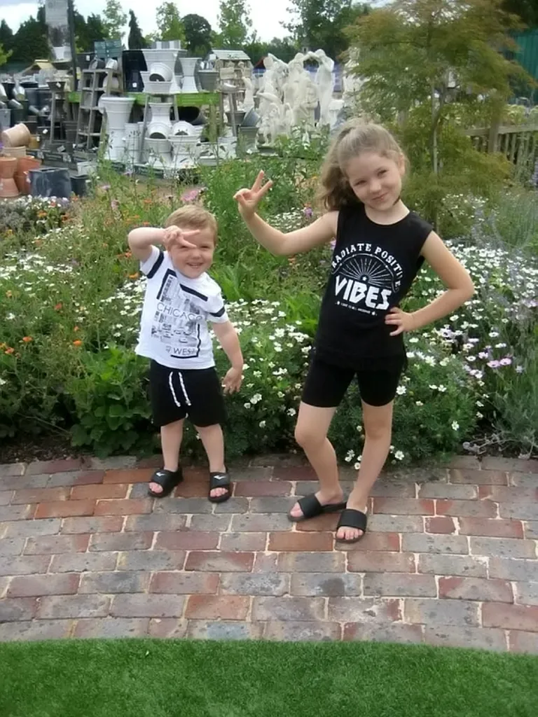 Stephi ja Jamesi kaks last, Sophie ning Harry, kes peaaegu jäid ilma vanematega Floridasse Disneylandi minekust.