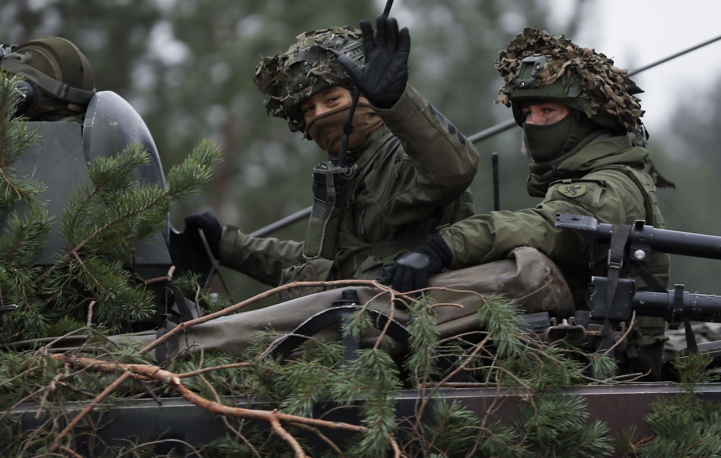 Ādažu poligonā notiek starptautiskās militārās mācības "Winter Shield", lai trenētu un pilnveidotu vienību kaujas spējas un bruņoto spēku savstarpējo sadarbību un savietojamību Baltijas reģiona aizsardzības nodrošināšanai.