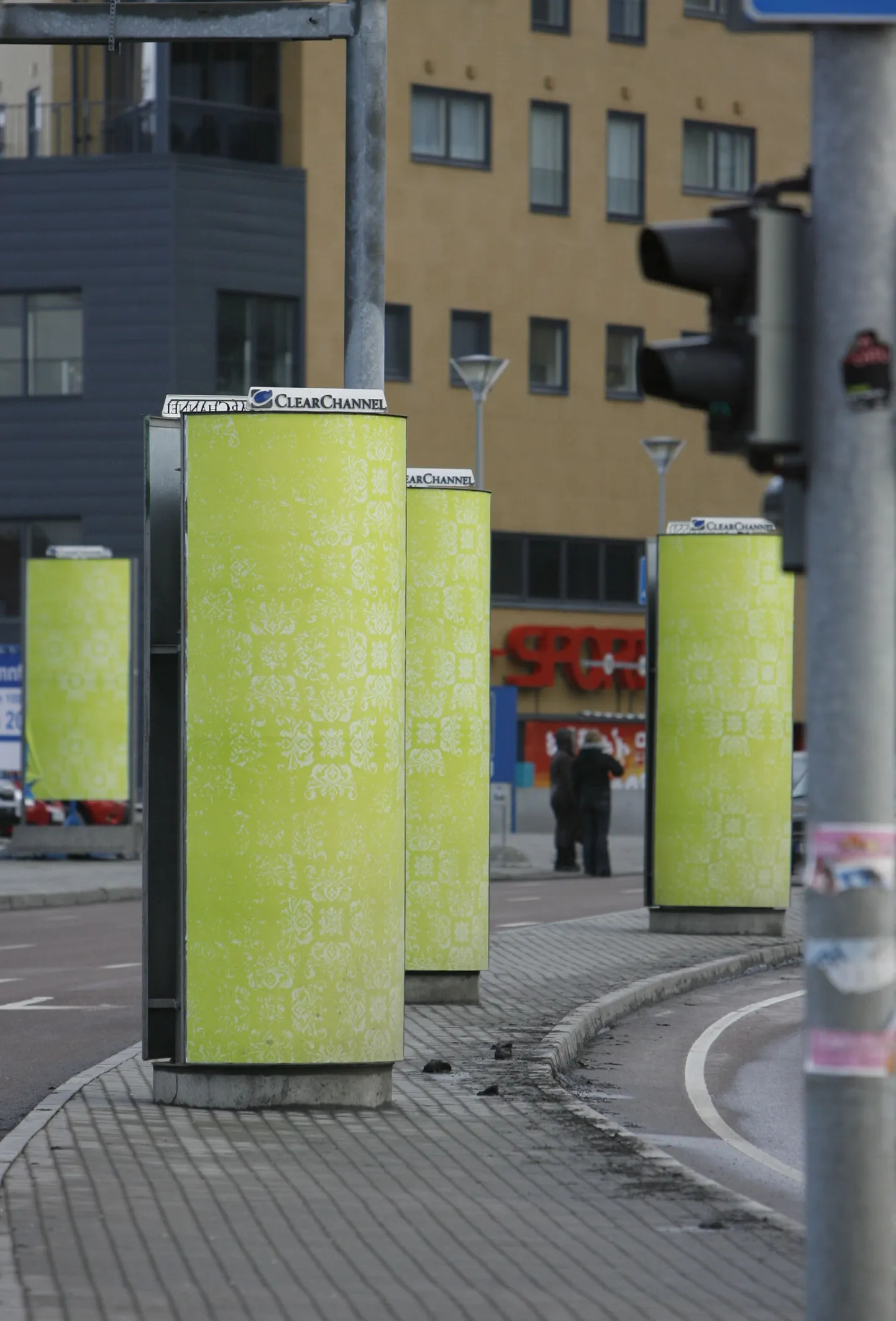 Tühjad reklaamtulbad Tartu maanteel.