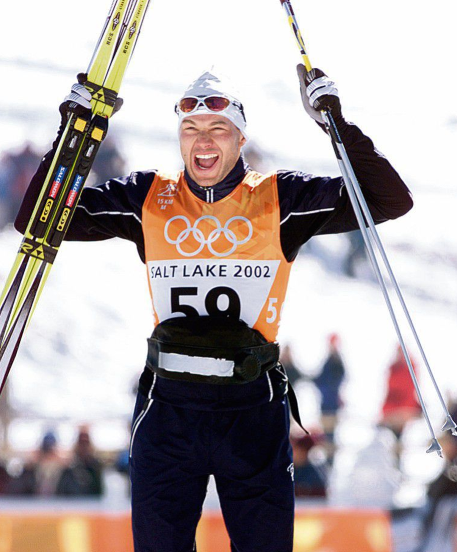 Andrus Veerpalu rõõmustamas 2002. aastal Eesti suusaajaloo esimese olümpiakulla üle.