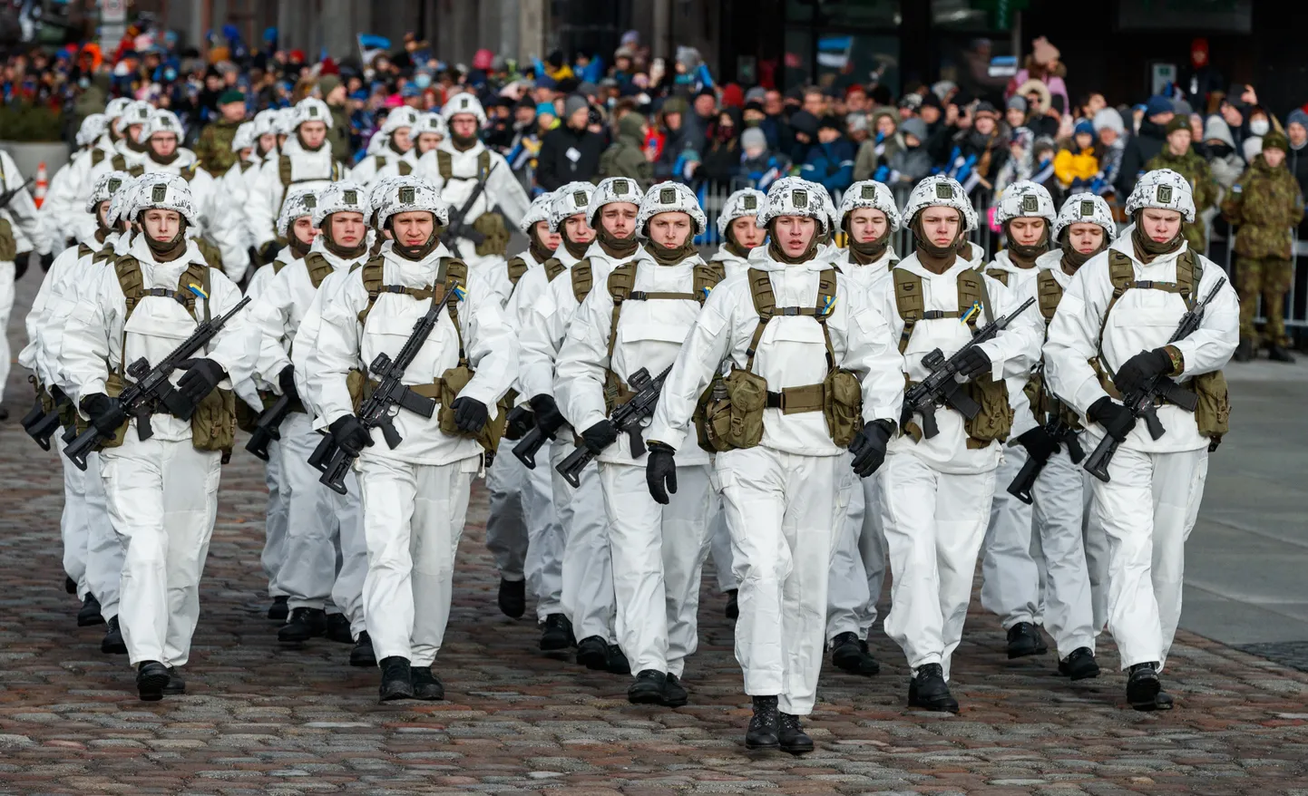 Ukraina sõda mõjub Eesti poliitikutele äratusena. Nüüd kõlab üleskutseid Eesti kaitseeelarvet veelgi suurendada laenuga.