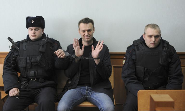 Aleksei Navalnõi (keskel) kohtumajas. / Scanpix