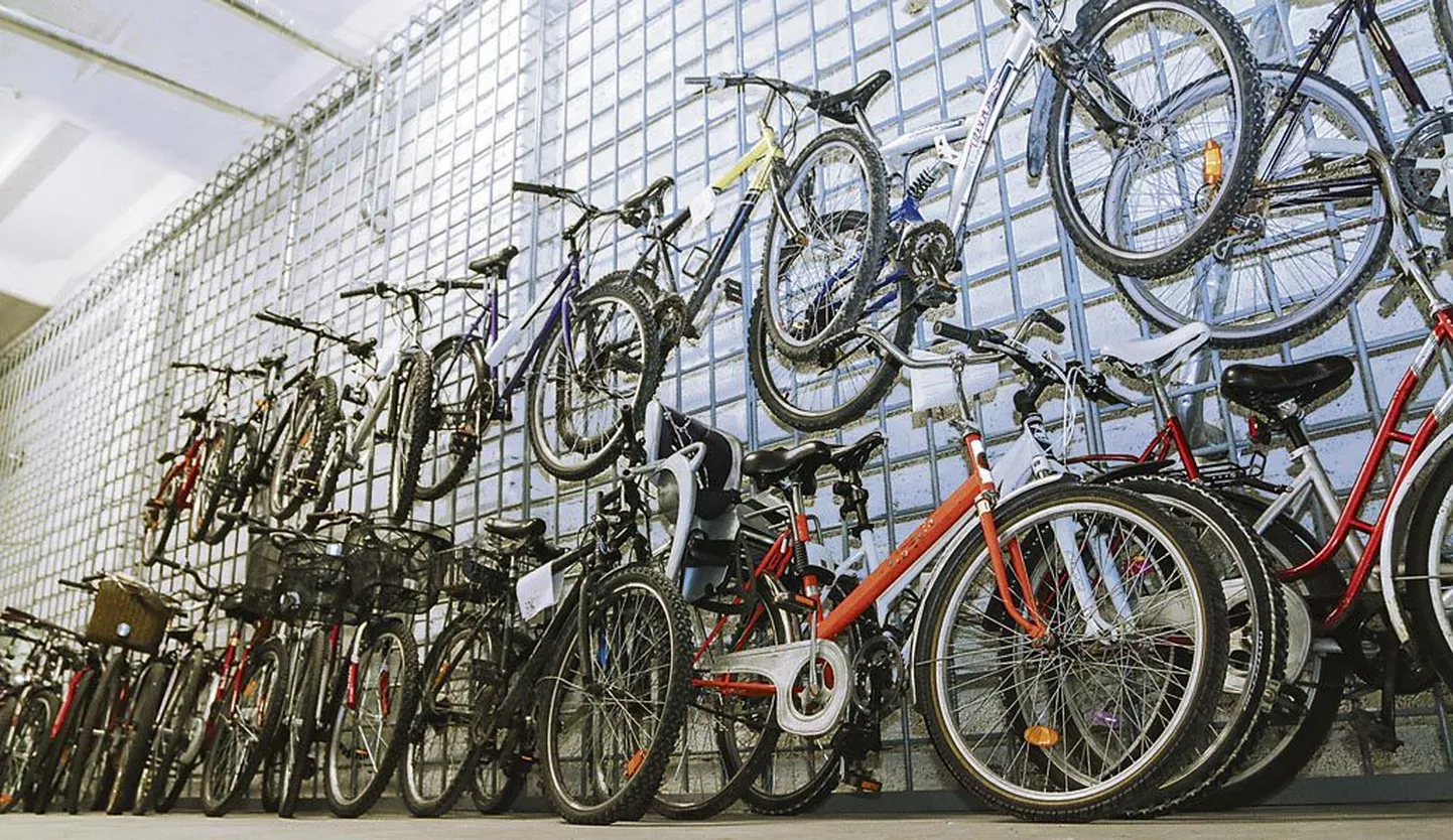 Pärnu politseijaoskonnas ootab omanikku 36 varastatud jalgratast, mille hulgas on ka kaks lapsetooliga sõiduriista.