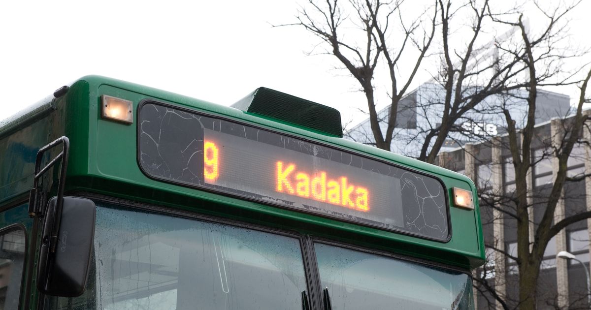 Нажать автобусы. Стоянка электробусов вднх. Водородный автобус hydrogen. Автобус сити сайтсиинг. Поручень в автобусе с кнопкой stop.