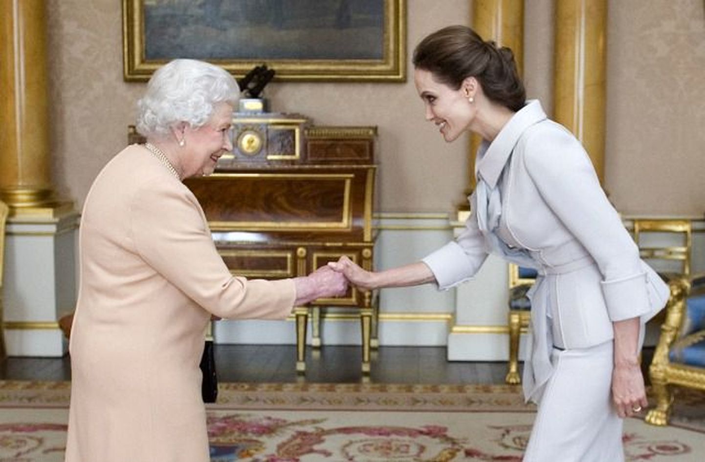 Анджелина Джоли на приеме у королевы Елизаветы II.