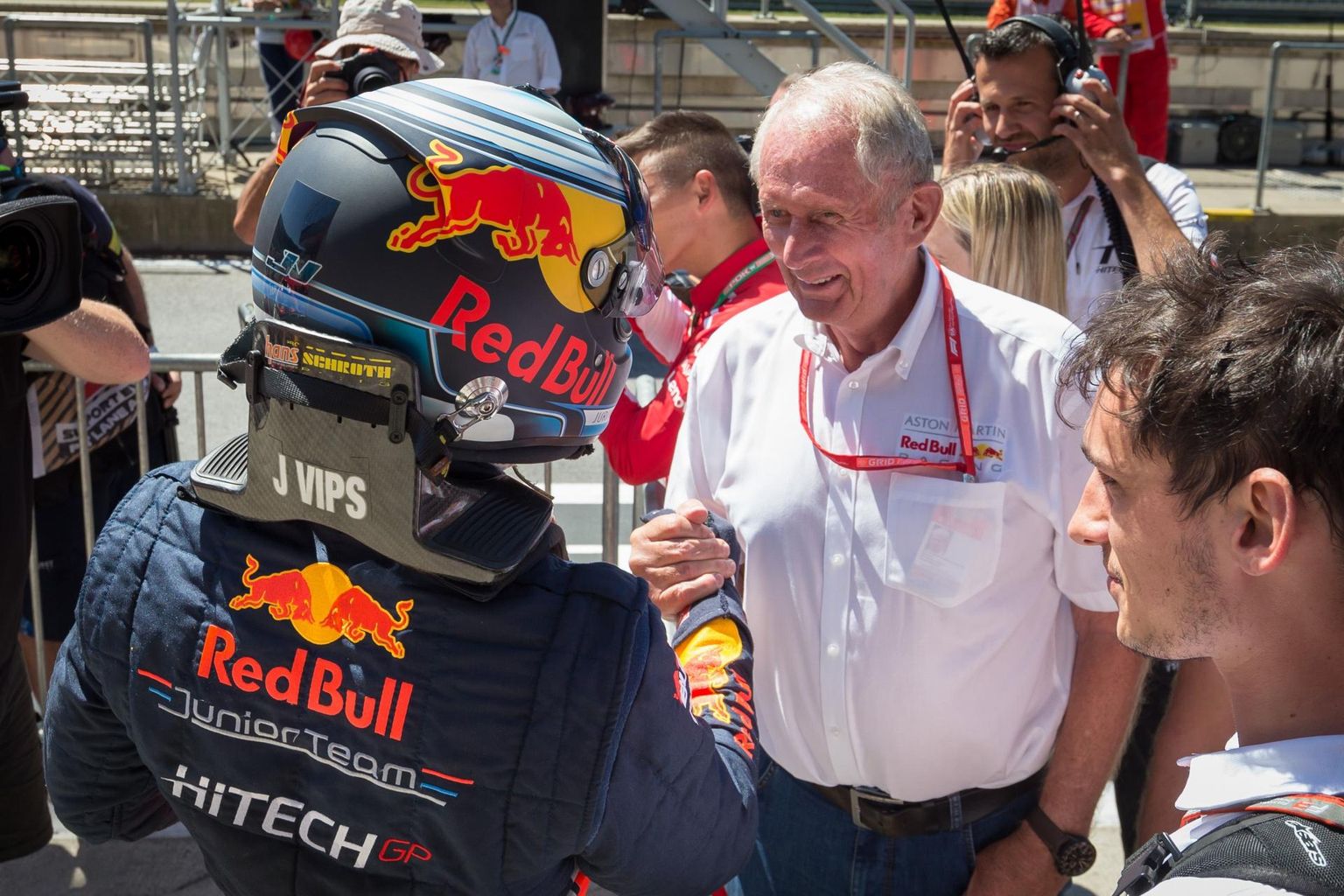 Jüri Vips (seljaga) koos Red Bulli noorteprogrammi juhi Helmut Markoga.