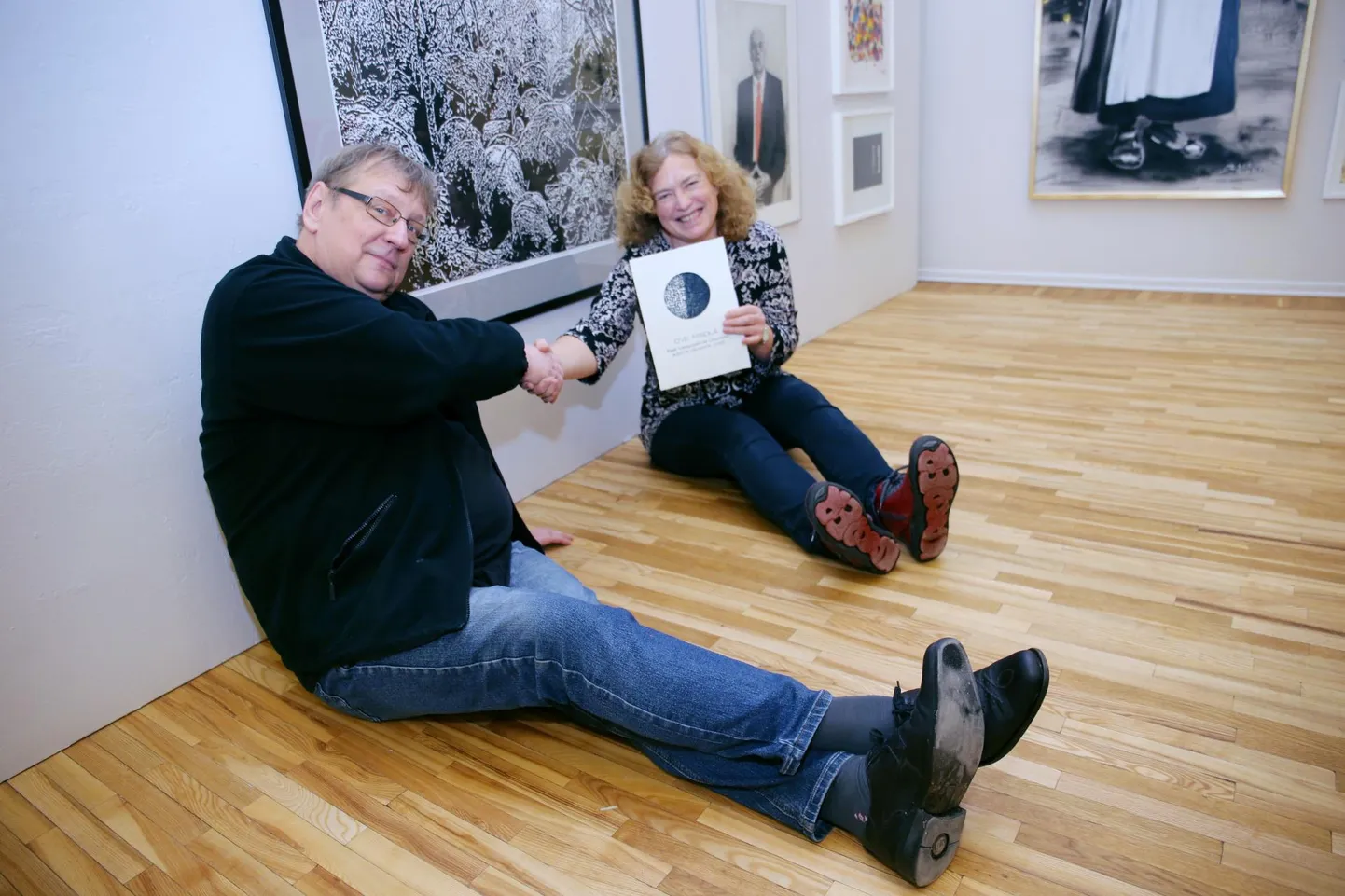 Ove Maidla (vasakul) sai 2020. aastal aasta graafiku tiitli, mille andis tema linoollõike juures üle graafik ja maalikunstnik Kalli Kalde.