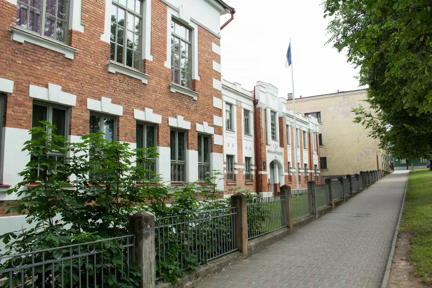 Priimetsa kooli uueks asukohaks saava hoonega aadressil Vabaduse 13 (fotol) liidetakse selle kõrval asuv maja, mille kõrvale omakorda ehitatakse uus hooneosa. FOTO: Tiit Loim