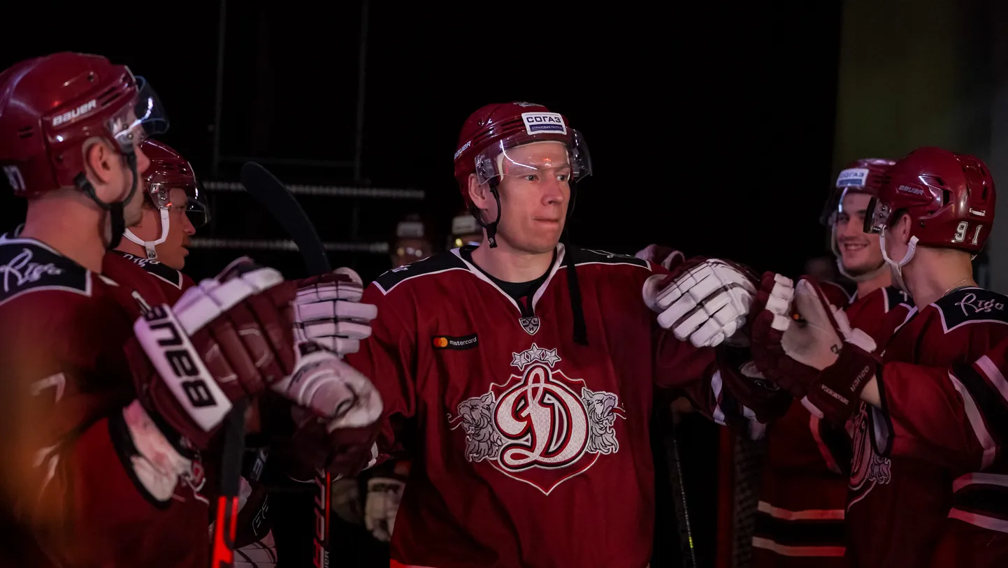 Andris Džeriņš (centrā)