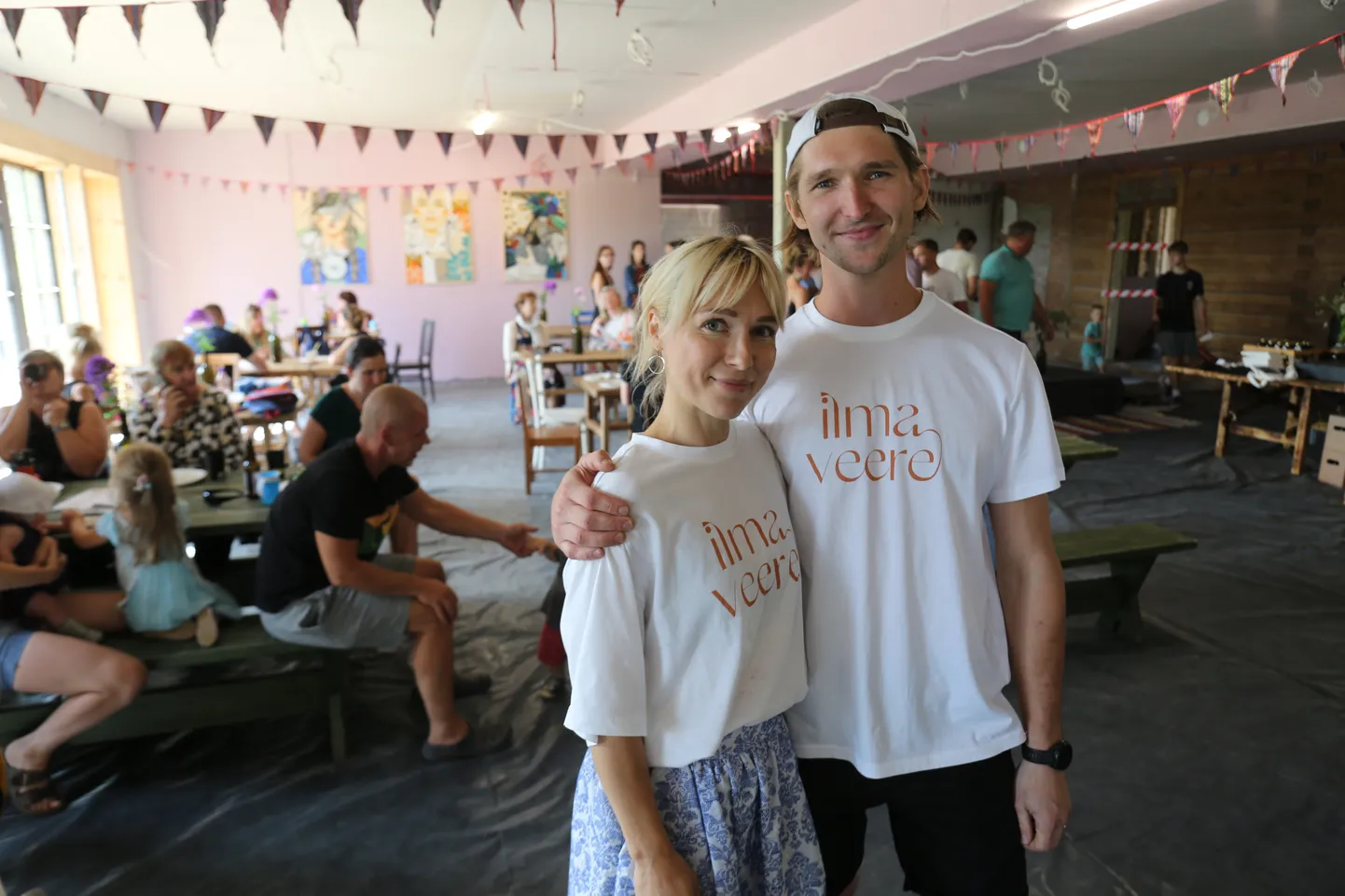 Lenna Kuurmaa ja Lauri Mäesepp avasid Kostipäevaks ehitusjärgus oleva Ilmaveere keskuse tulevases restoranis pop-up kohviku.