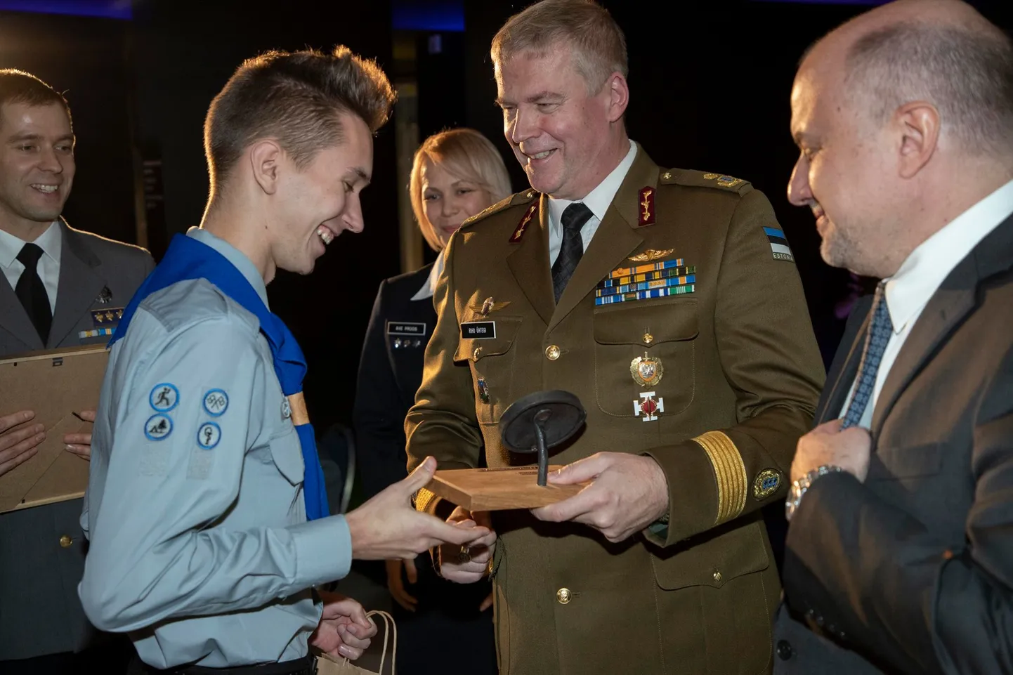 Marios Tammest õnnitlevad Kaitseliidu ülem Riho Ühtegi ja kaitseminister Jüri Luik.