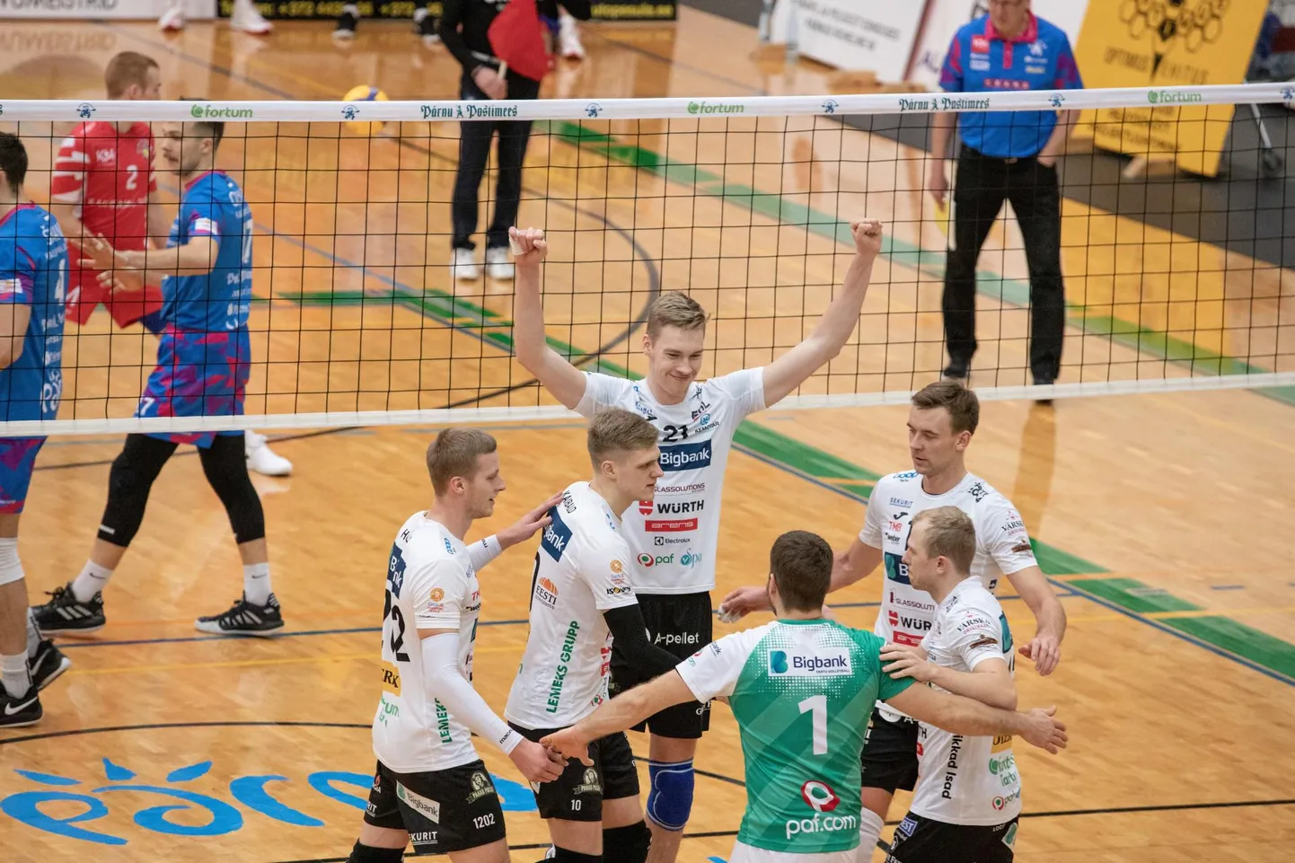 Tartu Bigbanki mängijad punkti tähistamas.
