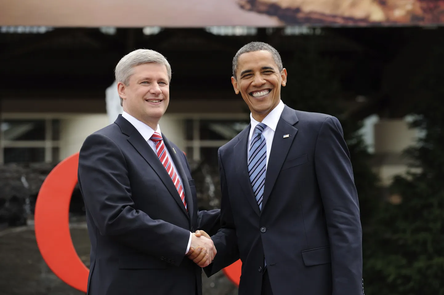 Kanada peaminister Stephen Harper (vasakul) tervitab USA president Barack Obamat G8 tippkohtumusel Huntsville'is.