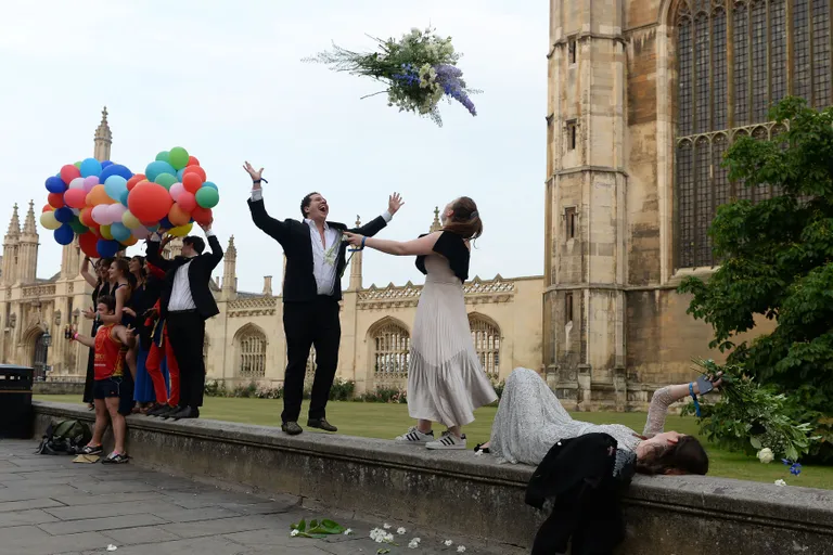 Cambridge'i ülikooli tudengid tähistasid eksamisessiooni lõppu raju peoga