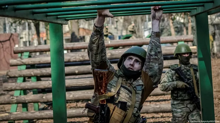 Военная подготовка украинских солдат перед отправкой на фронт