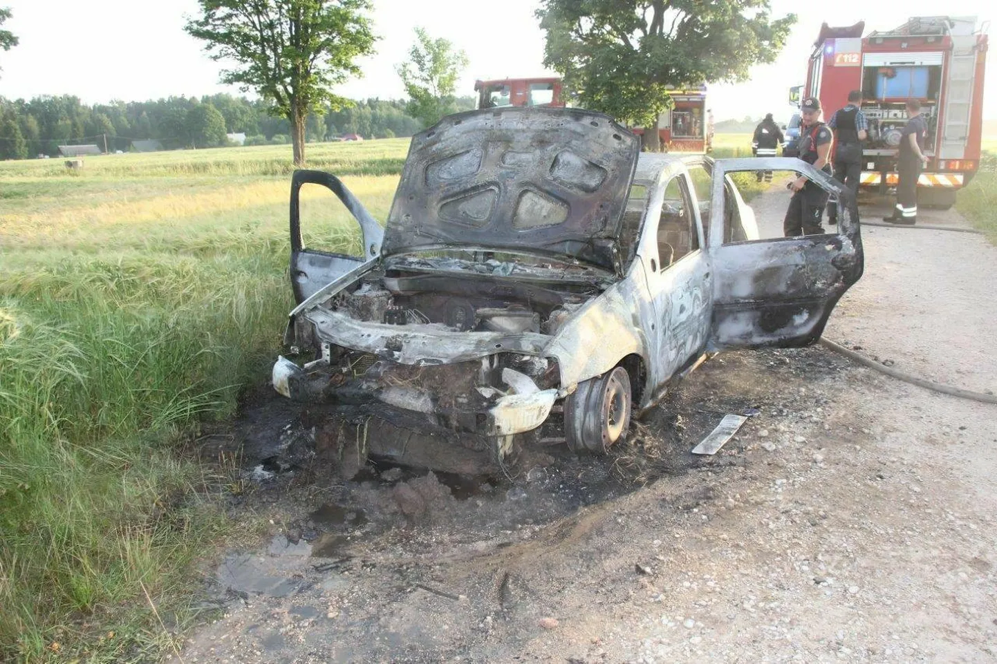 Pärast süttimist ei jäänud 2008. aasta Daciast peale vanaraua midagi järele.  FOTO: politsei- ja piirivalveamet