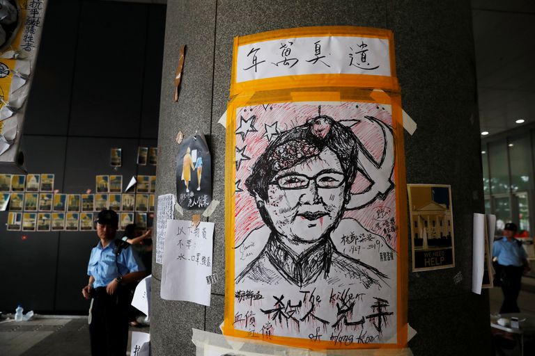 Karikatuur Hongkongi juhist Carrie Lamist parlamendihoone ees.