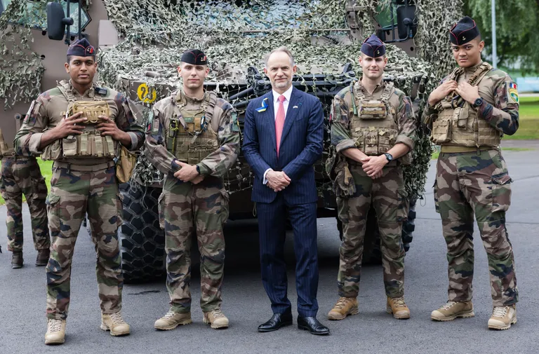 Эмманюэль Миньо (в центре) с французскими военными в Таллинне.