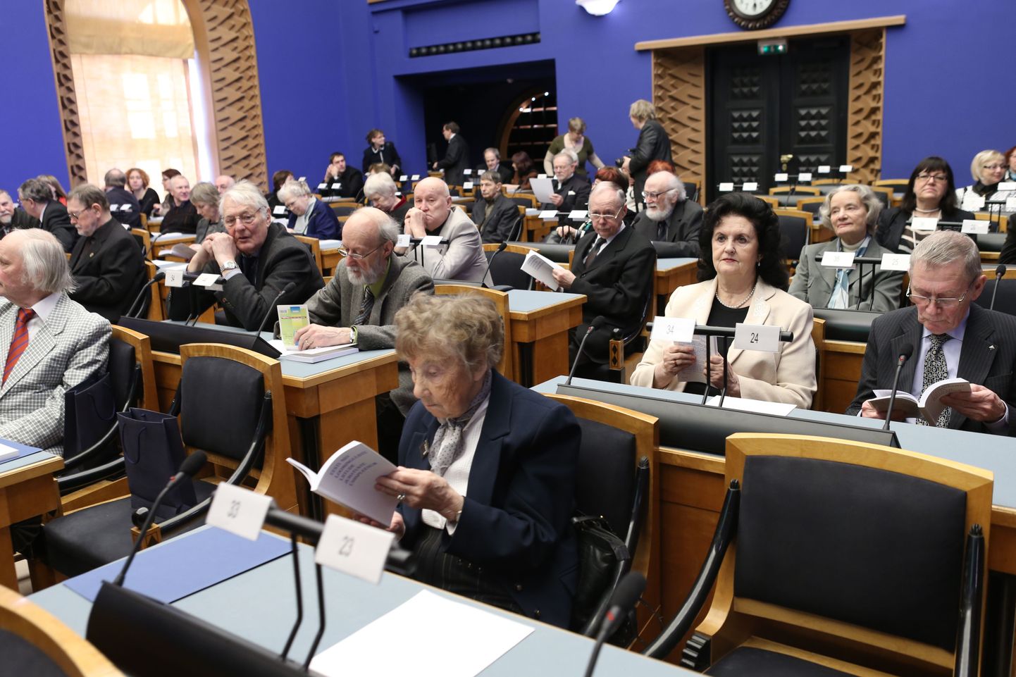 Täna peetakse riigikogus kõnekoosolekut, millega meenutatakse 25 aasta möödumist ajaloolisest loomeliitude pleenumist. Postimees toob lugejateni otsepildi ja sõnavõtud riigikogu saalist.