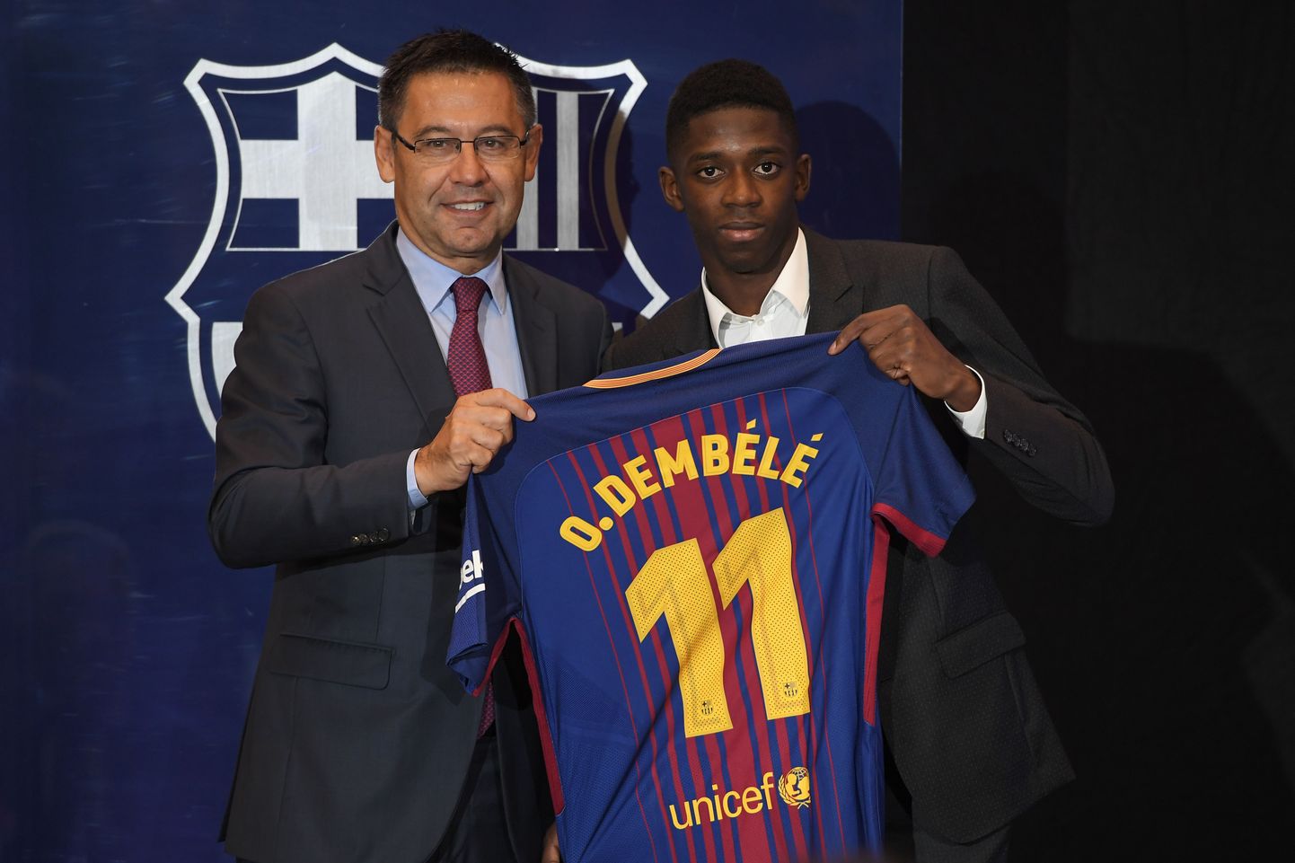 Ousmane Dembele (paremal) ja FC Barcelona jalgpalliklubi president Josep Maria Bartomeu.