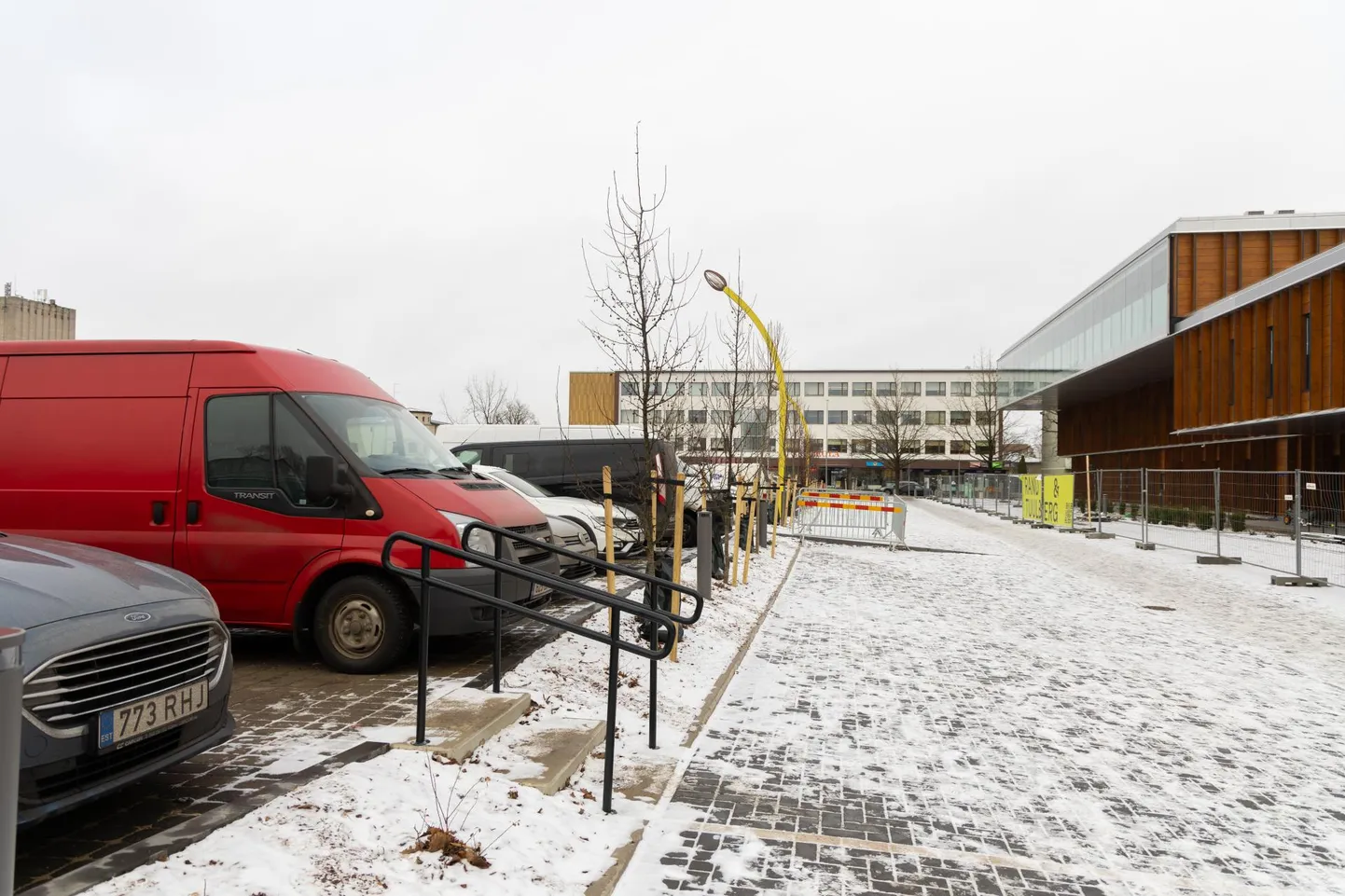 Linnavalitsus otsustas rahuldada aktsiaseltsi Rand ja Tuulberg taotluse ning andis turu parkla haiglapoolse serva ehitajatele parkimiseks. Kella keeramas nad enam käima ei pea.