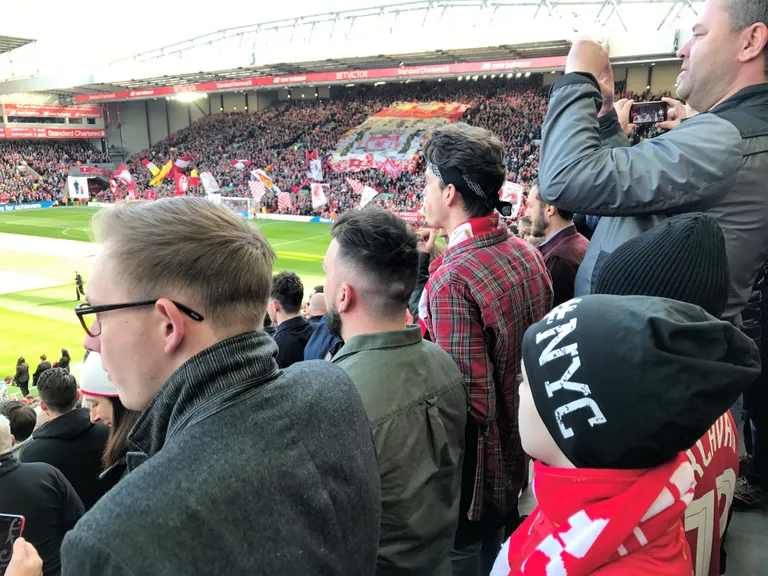 Jalgpallipublik Anfieldi tribüünil.