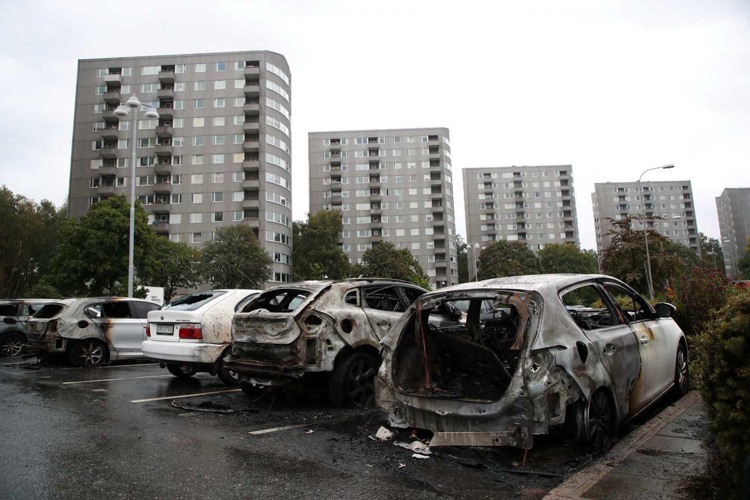 Põlenud sõiduautod Göteborgi Frölunda linnaosas. Ööl vastu teisipäeva toimunud koordineeritud süütamislaines hävis üle saja sõiduki mitmes Rootsi linnas.