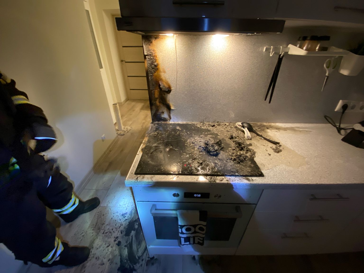 В нарвской квартире кухня пострадала от загоревшейся на электроплите картонной коробки.