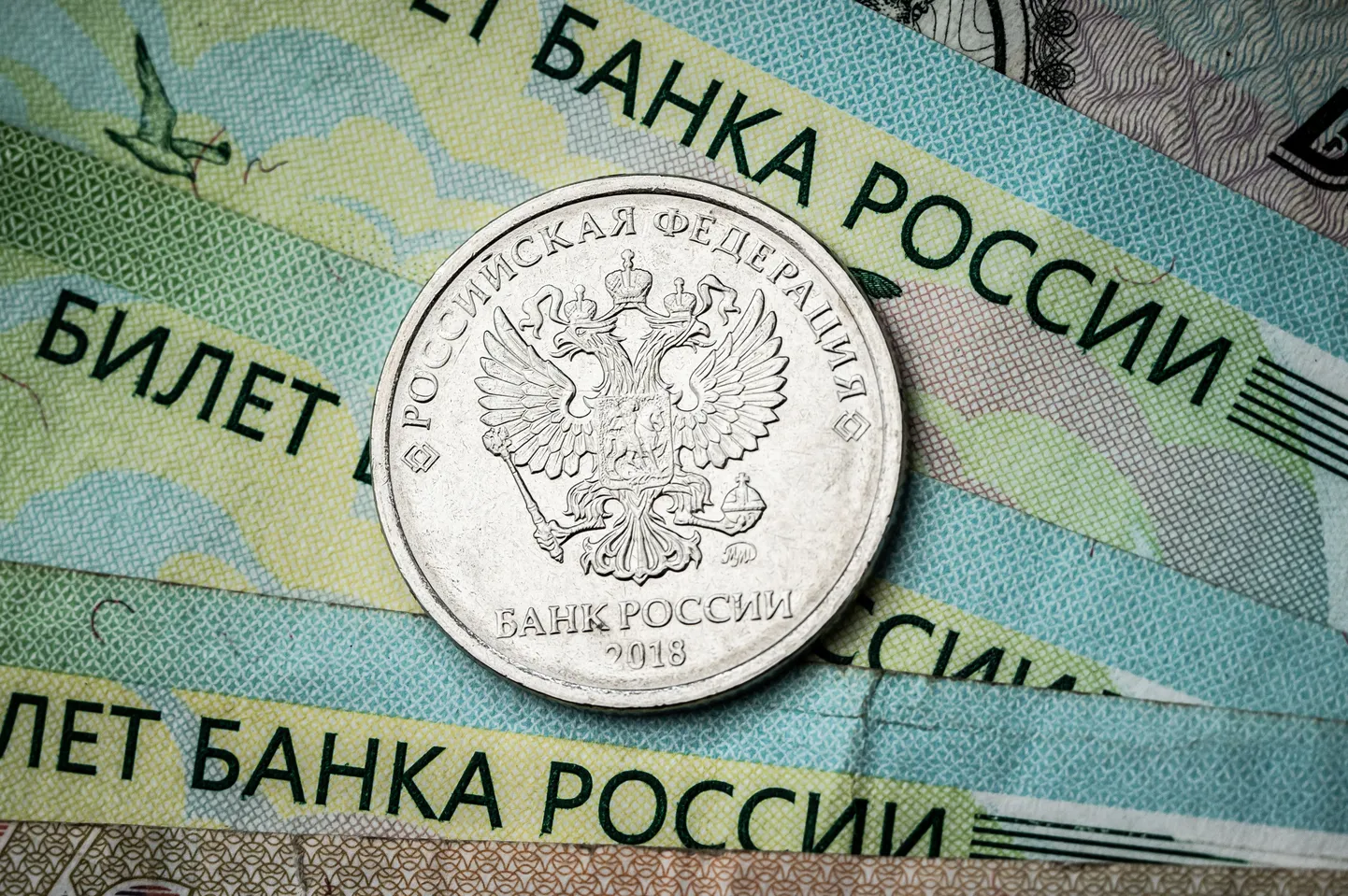 Если рубль потеряет еще 30% своей стоимости, это может означать, что россияне потеряют половину своих доходов в течение нескольких месяцев.