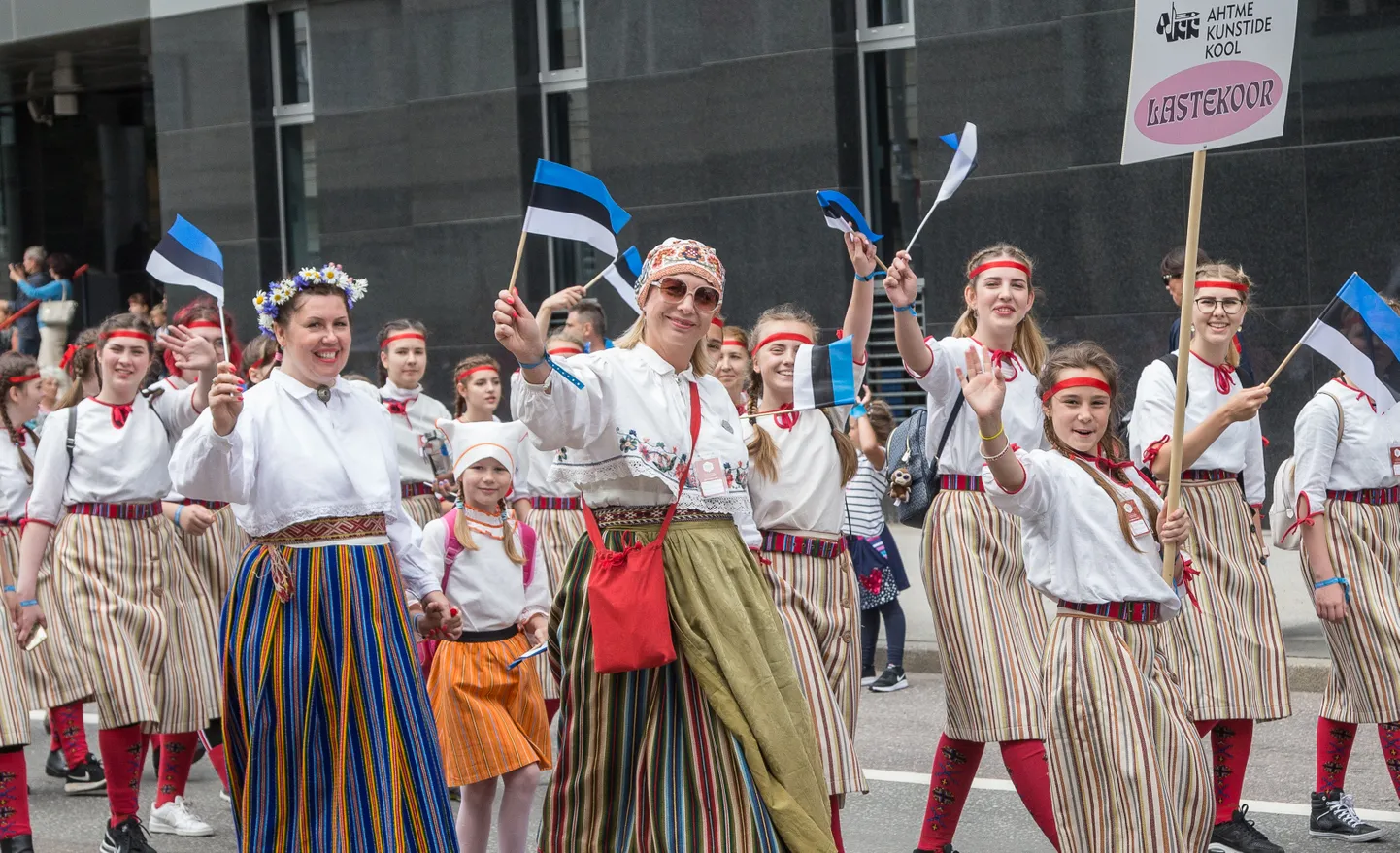 Olga Portnova (keskel) käis laulupeol nelja kooriga.