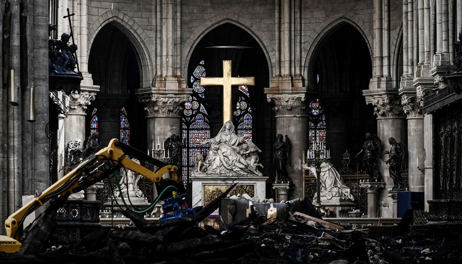 Izdegusī Parīzes dievmātes katedrāle