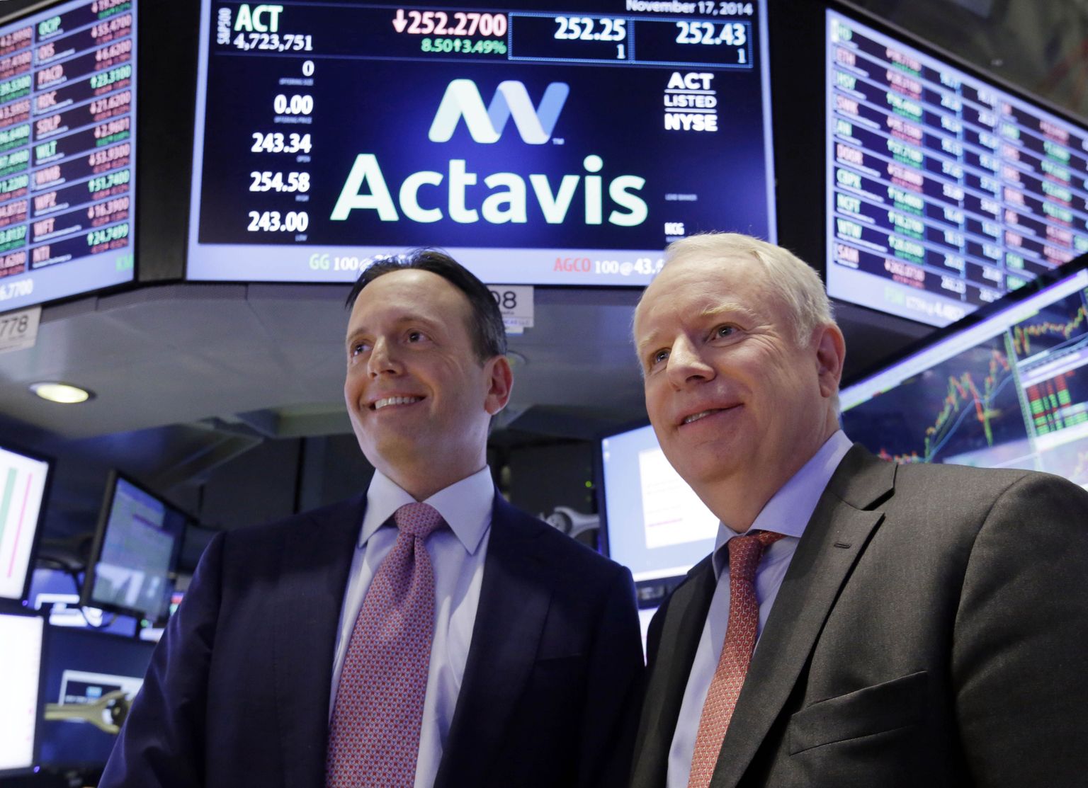 Aasta suurima firmaostu osalised, Actavise tegevjuht Brenton Saunders (vasakul) ja Allergani tegevjuht David Pyott New Yorgi börsil.