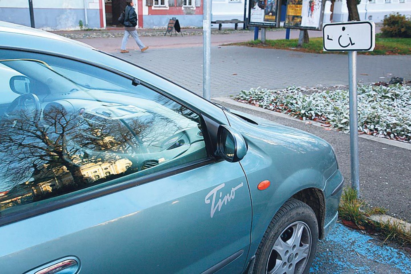 Puudega inimese parkimiskohal seisval autol peab olema nähtav kohaliku omavalitsuse antud luba.